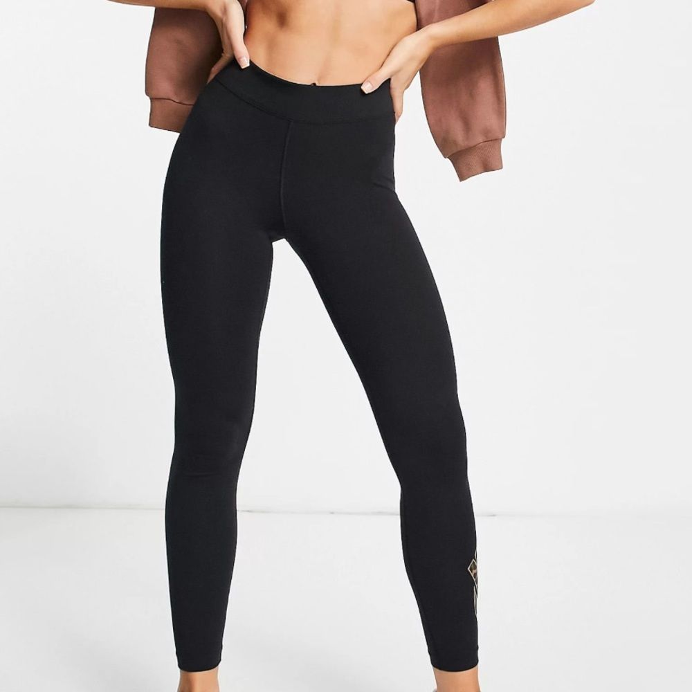 Nike animal print logo leggings in black - Picture 4 of 6